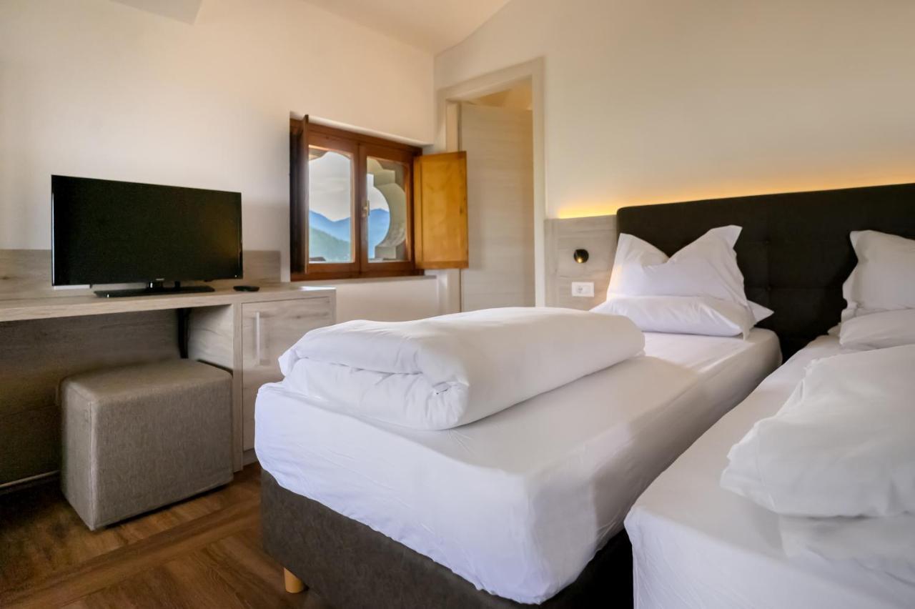 Hotel Stella Alpina Spiazzi Di Caprino Buitenkant foto