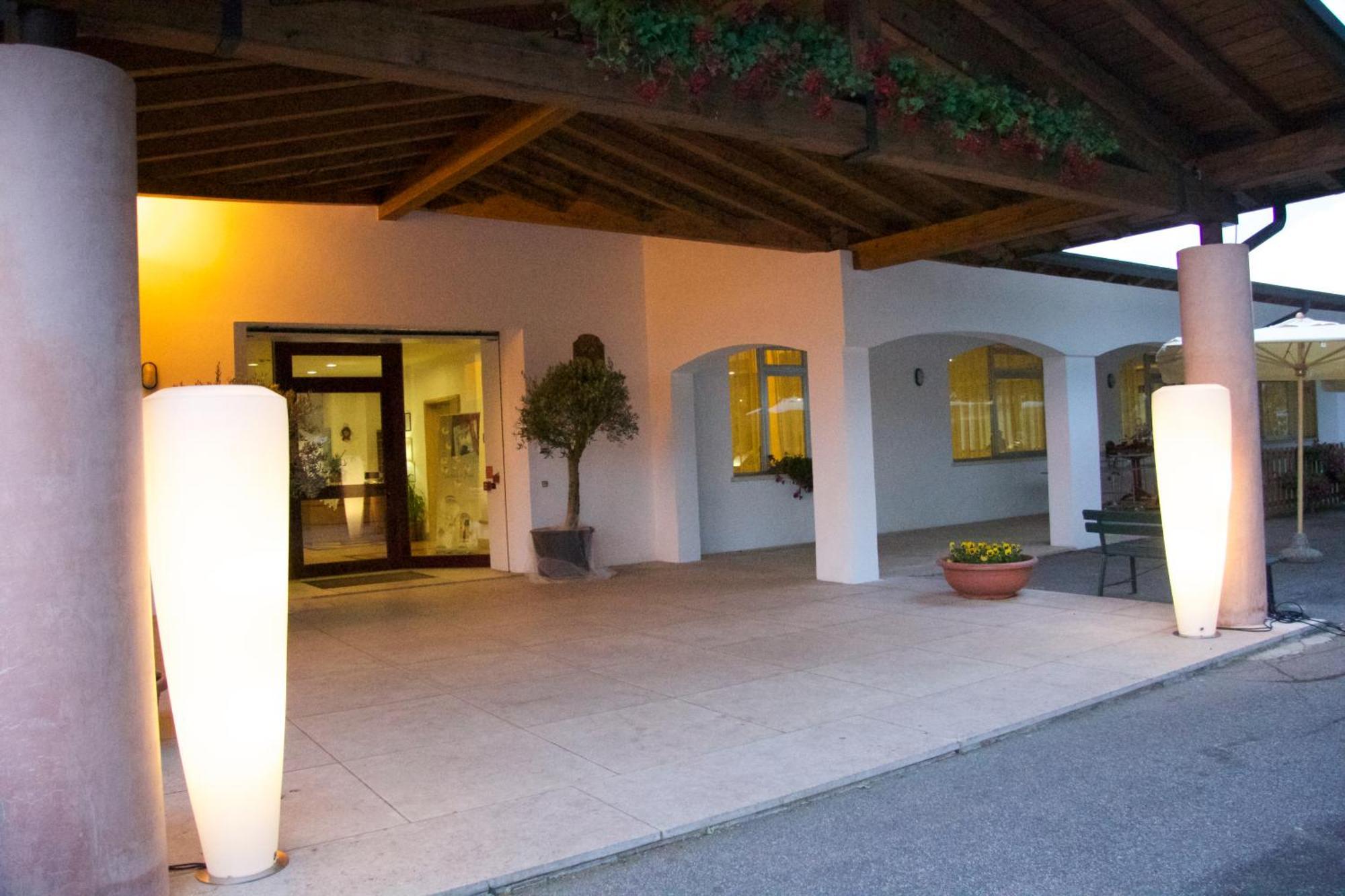 Hotel Stella Alpina Spiazzi Di Caprino Buitenkant foto